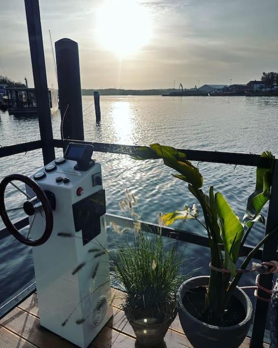 Premium Hausboot Trave Traum Apartment Любек Екстериор снимка